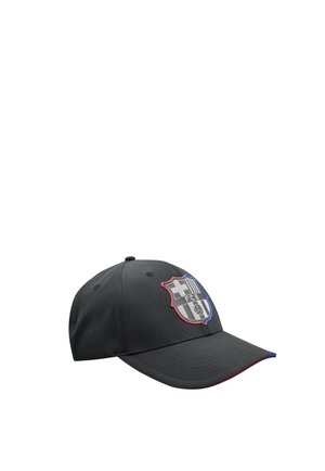 Czarna czapka z daszkiem z kolorowym herbem FC Barcelona na przodzie oraz lekko zakrzywionym daszkiem z czerwonymi i niebieskimi oblamówkami.