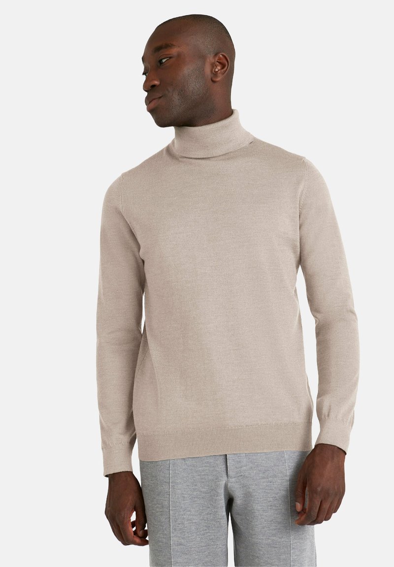 Maglione beige con collo alto, maniche lunghe e polsi a costine, realizzato in materiale morbido e leggero. Presenta una silhouette aderente.