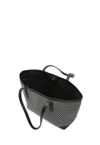 Czarna torba na ramię z teksturowanym wzorem w diamenty, podwójnymi uchwytami i niepodszewkowanym wnętrzem. Posiada złote akcesoria do zamknięcia.