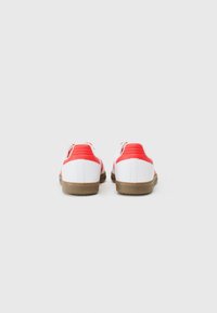 adidas Originals SAMBA LICENSED UNISEX - Chaussures de football en salle - white/vivid red/gum