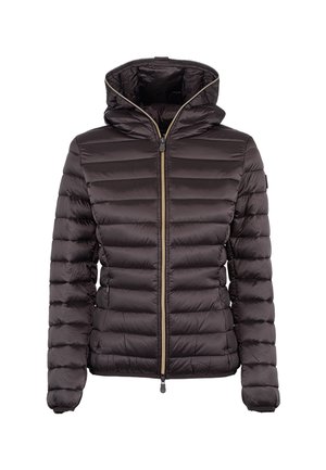 Chaqueta de plumas marrón oscuro con capucha, con acolchado horizontal, cremallera frontal y una textura suave y brillante.