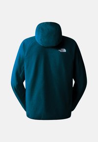 Giacca di pile color teal con cappuccio. Presenta un logo sul retro e una texture morbida. Progettata per offrire comfort e calore.