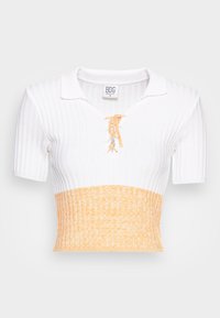 Polo de mangas curtas em branco e amarelo pastel, com detalhe de decote com cordão, textura suave e design cropped.