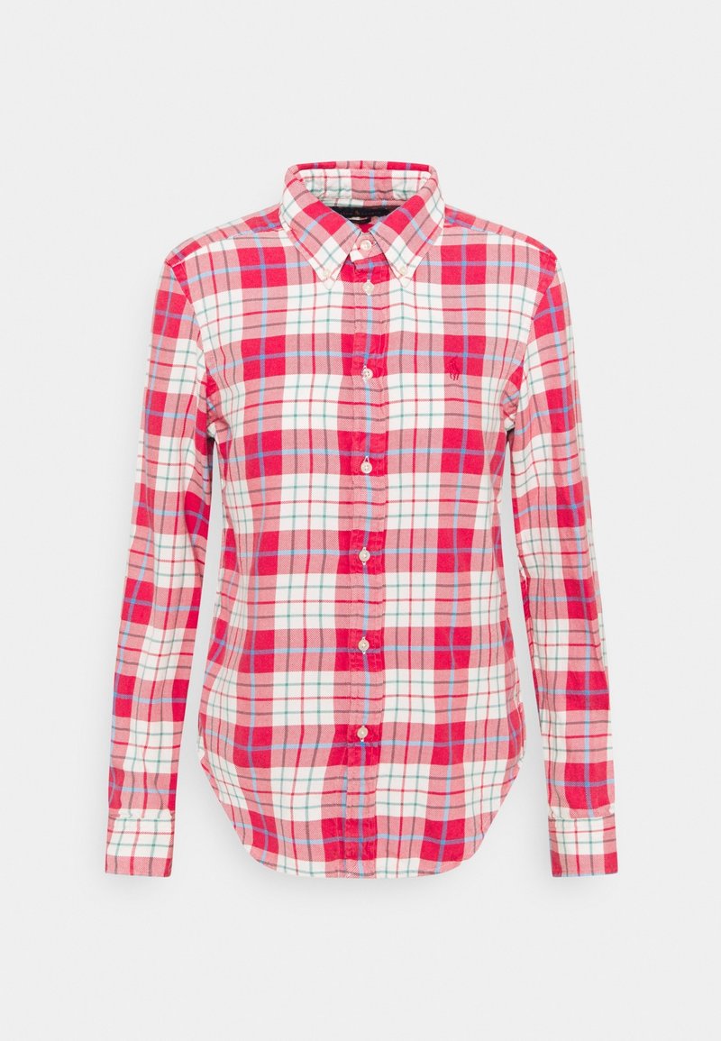 Chemise à manches longues boutonnée avec motif écossais rouge, blanc et bleu, col classique et ourlet arrondi, présentée sur un fond uni.