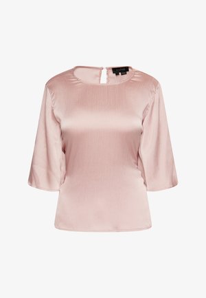 Roosa satiintopp, millel on paadi kaelus ja 3/4 varrukad. Seljal on avaus, mis meenutab lukku, ja see annab siledale, säravale tekstuurile.