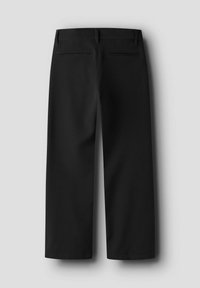 Melni kulotse bikses ar gludu faktūru, vidēji augstu jostasvietu un divām aizmugurējām kabatām. Dizainā ir tīras, taisnas līnijas.