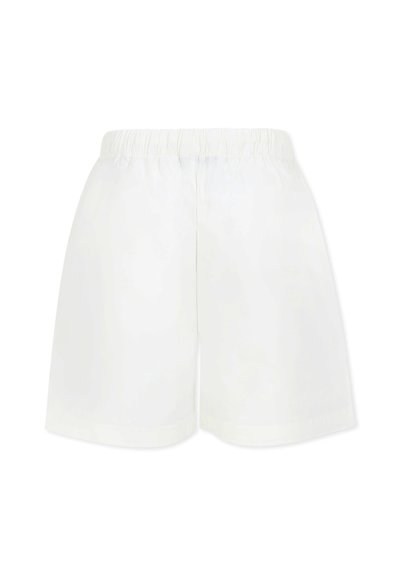 Pantaloni corti bianchi con fascia elastica in vita, realizzati in tessuto leggero. Texture liscia e design semplice, senza motivi o accenti visibili.