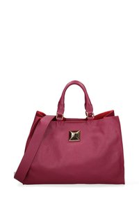Sac en cuir rouge profond, doté de poignées doubles, d'une bandoulière et d'un accent en forme de pyramide métallique à l'avant. Texture lisse.