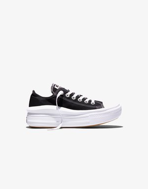 Pantof sport negru din pânză, cu talpă groasă albă, șireturi albe și cusături vizibile, pe fundal alb, vedere laterală.