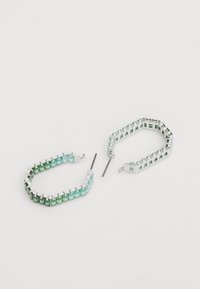 Boucles d'oreilles en argent en forme de créoles, ornées de pierres précieuses vertes et turquoises alternées, de formes rectangulaires et ovales, avec des fermoirs à tige sécurisés.