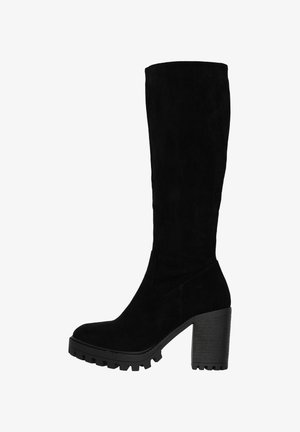 Bota de ante negra hasta la rodilla con un tacón interrumpido grueso, suela texturizada y un diseño sin costuras. Presenta una superficie suave y una silueta elegante.