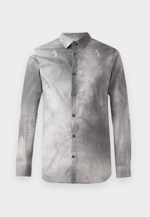 Graues Langarmhemd mit Button-down-Kragen, das ein dezentes abstraktes Muster und wiederholte AX-Logo-Akzente in einem etwas dunkleren Grau aufweist.