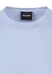 Helleblaue Strickpullover mit rundem Ausschnitt, der über eine subtile Textur verfügt. Markenlabel am Hals sichtbar. Keine ausgeprägten Muster oder Akzente.