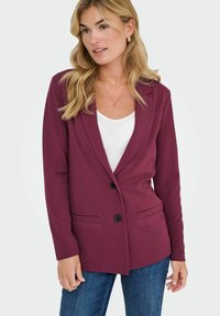 Burgundijas žakete, izgatavota no elastīga auduma, ar vienu pogu aizdari, divām priekšējām kabatām un klasisku apvalku dizainu.