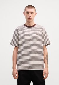 Pasiasty t-shirt z krótkim rękawem z brązowym ściągaczem u kołnierza i dyskretnym logo CK. Jasno beżowe i ciemnobrązowe poziome paski. Gładka tekstura.