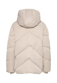 Beige pufferjack met een capuchon, met een diagonaal gewatteerd patroon, zachte textuur en elastische manchetten. De achterkant toont naaddetails.