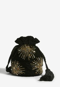 Čierna zamatová taška so sťahovacou šnúrkou s korálkovým vzorom hviezdicového výbuchu v zlatej, striebornej a čiernej farbe. Má textúrovaný povrch a detail strapca.