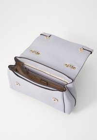 Jasnoszara skórzana torebka o uporządkowanym kształcie, z złotymi elementami metalowymi i otwartą górą ukazującą beżowe wnętrze z kieszenią na zamek.