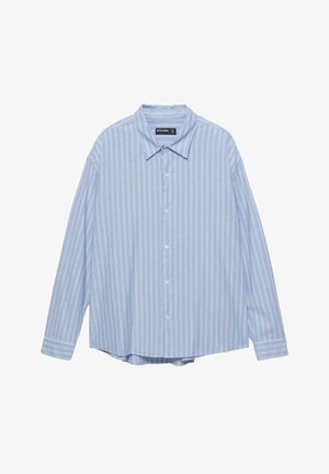 Lyseblå skjorte med knaplukning og krave, prydet med lodrette hvide striber, lange ærmer og en buet afslutning. Blanding af bomuldsstof.