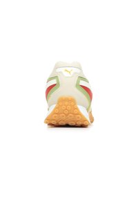 Sneakers bianche con una tomaia in crema testurizzata e accenti verdi, rossi e bianchi. Suola in gomma arancione arrotondata e con motivo. Logo Puma sul tallone.