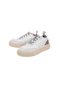 Baskets en cuir blanc avec des lacets gris, une semelle beige texturée et un accent en imprimé léopard sur le talon. Doublure intérieure rose.