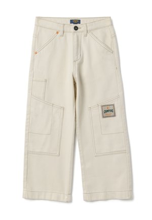 Pantalones cargo beige con múltiples bolsillos, cierre de botones y un parche con temática de camping en la pierna izquierda. Fabricados con tela resistente.