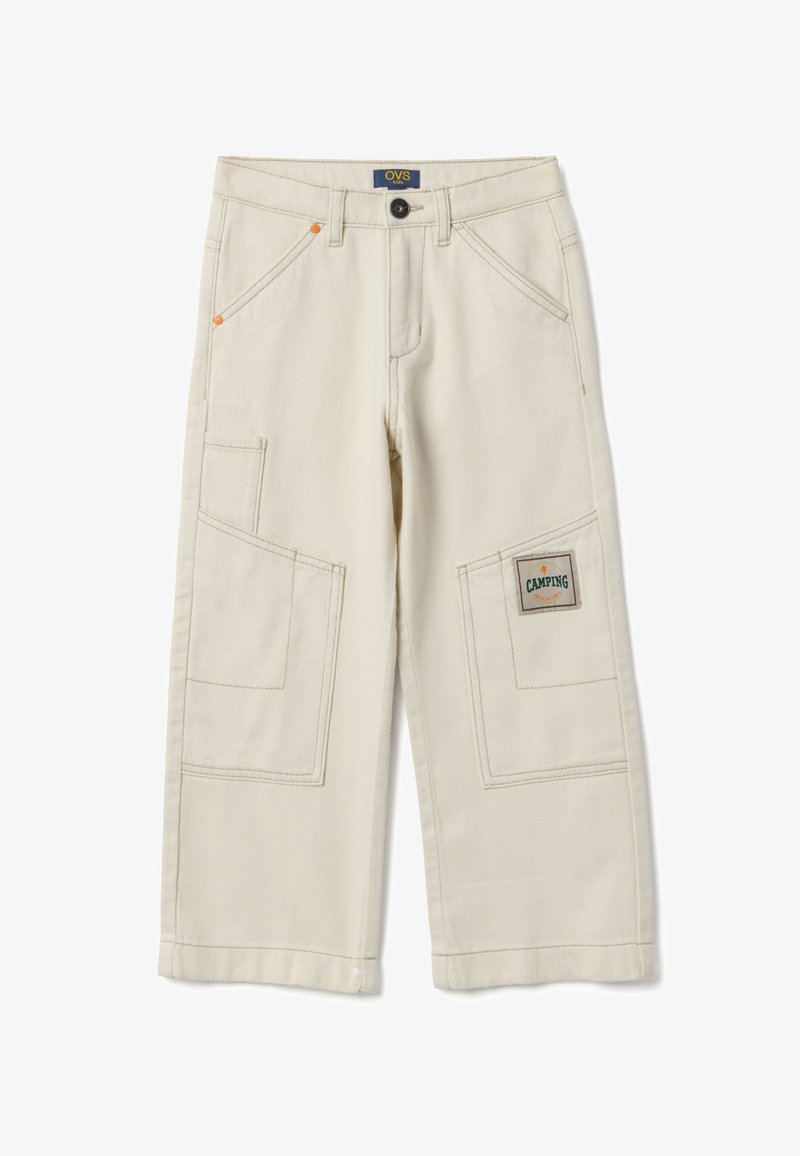 Pantalon cargo beige doté de multiples poches, d'une fermeture à boutons et d'un patch à thème camping sur la jambe gauche. Confectionné dans un tissu durable.