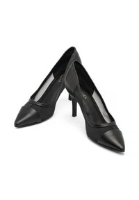 Czarne szpilki z wąskim noskiem, z cholewką ze skóry i akcentami tekstylnymi. Obcasy mają wysokość około 7,5 centymetra.