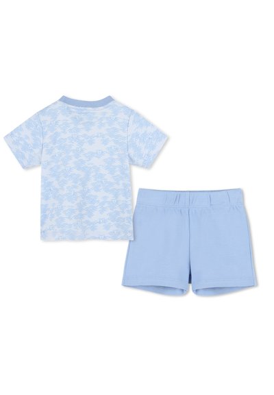 T-shirt en coton bleu clair avec un motif de vagues et un short assorti. T-shirt à manches courtes et col rond ; le short a une taille élastique.