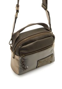 Piccola borsa a tracolla con parte superiore in pelle marrone scuro texture, sezione inferiore in tessuto marrone chiaro, chiusura a doppia zip e charm decorativo.