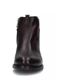 Stivale alla caviglia in pelle marrone con finitura liscia, cerniera laterale, punta rotonda e suola nera piatta.