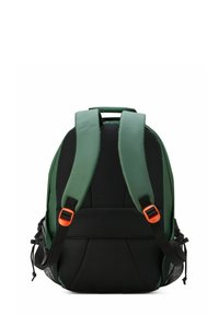 Mochila verde con correas de malla negra acolchada y acentos naranjas. Presenta una forma elegante y redondeada, y correas ajustables para mayor comodidad.