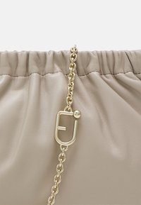 Furla FURLA NUVOLA MINI CROSSBODY POUCH - Pisemska torbica - vaniglia