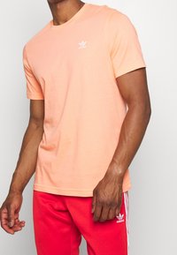 adidas Originals Basic T-shirt - light pink