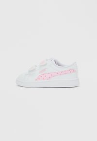 Λευκό παιδικό αθλητικό παπούτσι με ροζ ρίγα με σχέδιο καρδιές και δύο λευκές λουράκια Velcro σε απλό φόντο.