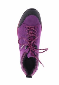 Paarse suede schoen met een zwarte neus en roze veters, voorzien van ademend mesh-detail rond de enkel en een gestructureerde zool.