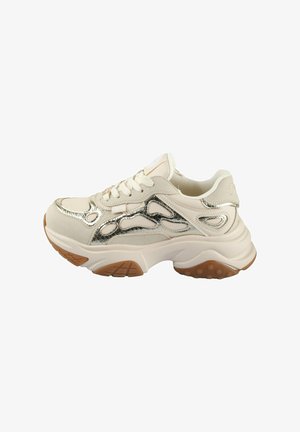 Chunky sneakers laget av hvitt lær og stoff, med metalliske detaljer, teksturerte sideutskjæringer og såle i brunt gummi.