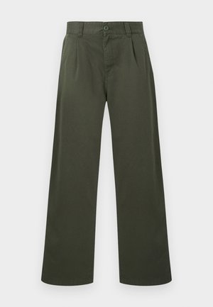 Olivgrüne, gerade geschnittene Hose mit Gürtelschlaufen, vorderer Knopfverschluss und seitlichen Taschen vor weißem Hintergrund.