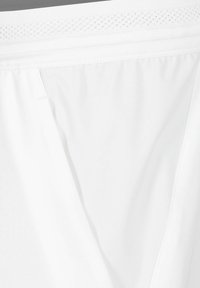 Weiße sportliche Shorts mit einem atmungsaktiven Mesh-Bund, glattem Stoff und einem schlanken Design ohne sichtbare Muster oder Akzente.