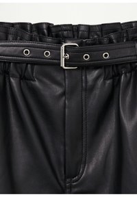 Pantalon noir en similicuir avec taille élastiquée froncée et ceinture assortie avec boucle argentée et œillets.