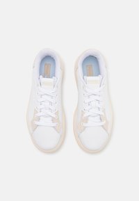 Vita sneakers med ljusbeiga accenter, slätt syntetmaterial, rund tå, platta snören och en texturerad gummisåle.