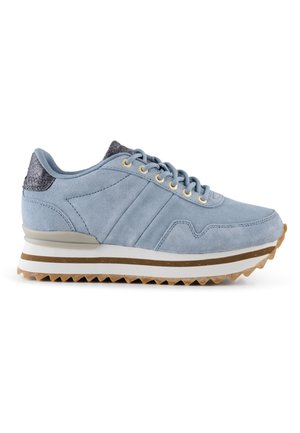 Baskets en daim bleu clair avec œillets dorés, semelle compensée blanche à rayures marron, et détail texturé gris foncé au talon.
