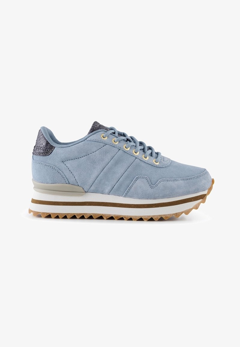 Baskets en daim bleu clair avec œillets dorés, semelle compensée blanche à rayures marron, et détail texturé gris foncé au talon.