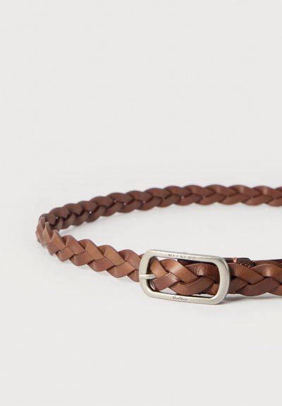 Πλεκτή καφέ δερμάτινη ζώνη με ορθογώνια ασημένια μεταλλική πόρπη, με ομαλή υφή και ομοιόμορφο σχέδιο πλέξης.