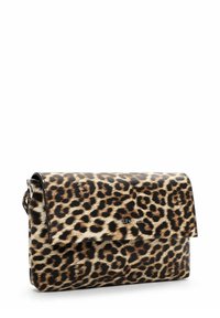 Leopardprint schoudertas met een flapsluiting, gemaakt van glad materiaal, met een strak ontwerp en subtiele branding aan de voorkant.