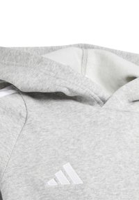 Grau gefütterter Hoodie aus weichem Stoff mit prominentem weißen Adidas-Logo. Verfügt über eine Kordelzugkapuze sowie gerippte Bündchen und Saum.
