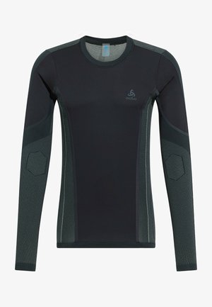 Camisa atlética de manga longa em preto com painéis em malha, detalhes texturizados e um logótipo. Apresenta um design ajustado para vestuário ativo.