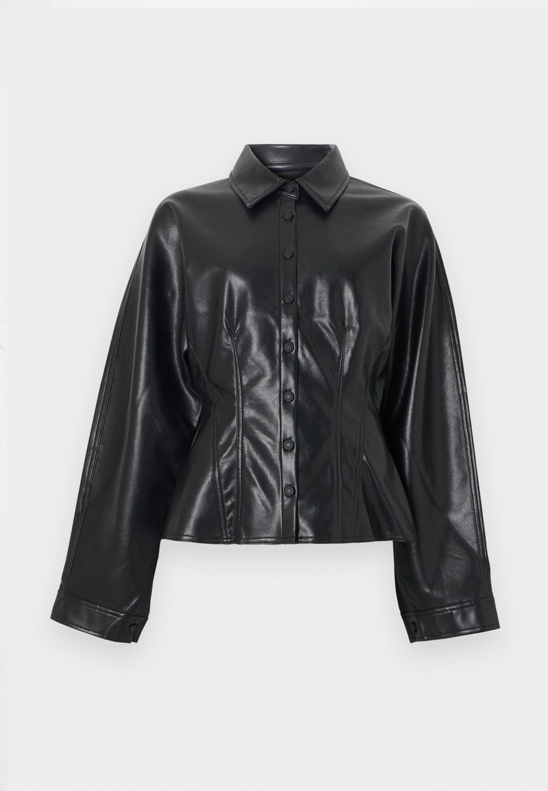 Veste-chemise courte en cuir synthétique noir avec col pointu, fermeture à six boutons et manches longues, présentant une texture lisse et brillante.