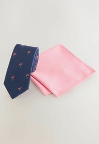 Marineblauer Krawatte mit kleinen Flamingo-Mustern und einer glatten Textur, kombiniert mit einem hellrosa Einstecktuch aus einem weichen, glänzenden Stoff.