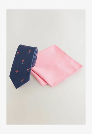 Tumesinööp, millel on väikesed flamingo mustrid ja sile tekstuur, kombineeritud heleda roosa taskurätikuga pehmes ja läikivas kangas.